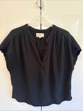 XiRENA Black Short-Sleeve Gauze Button-Front Top